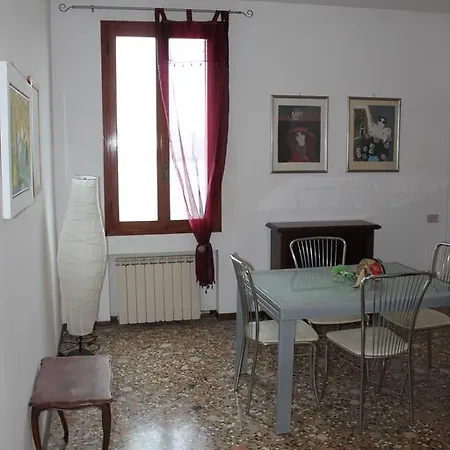 Lovely Canal View Apartamento *